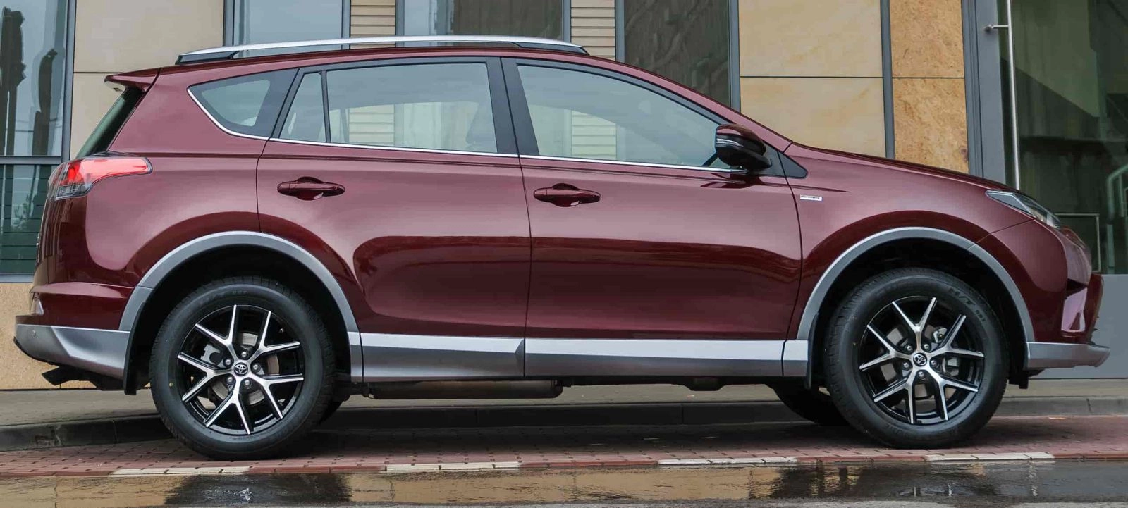 Яркий дизайн RAV4
